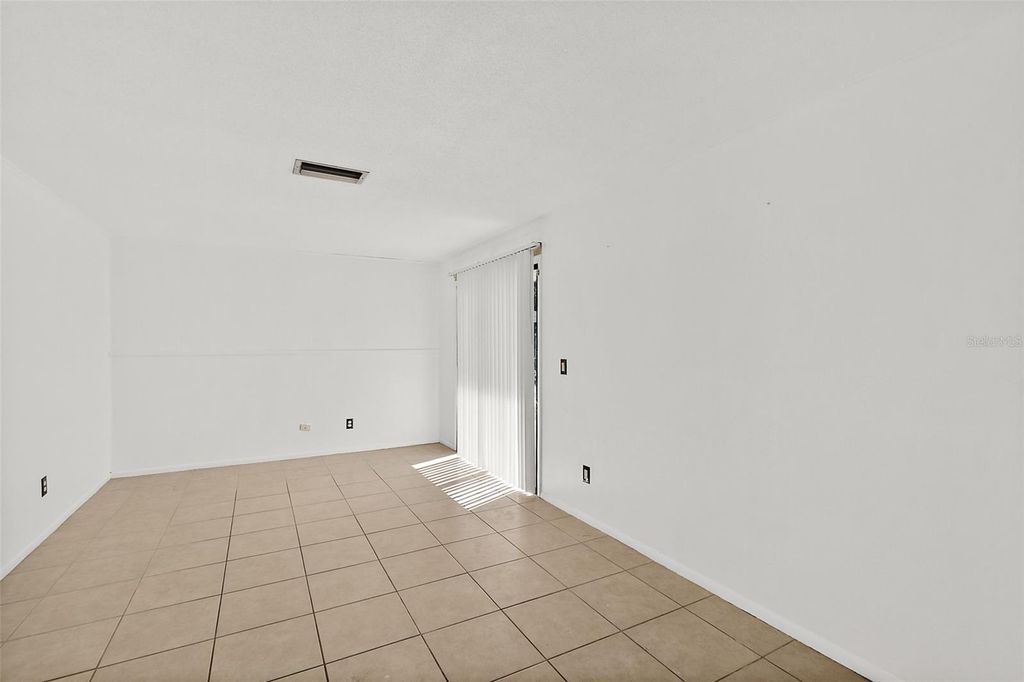 Image 6 of property listing at 977 WHIPORWILL DRIVE, Port Orange, FL 32127