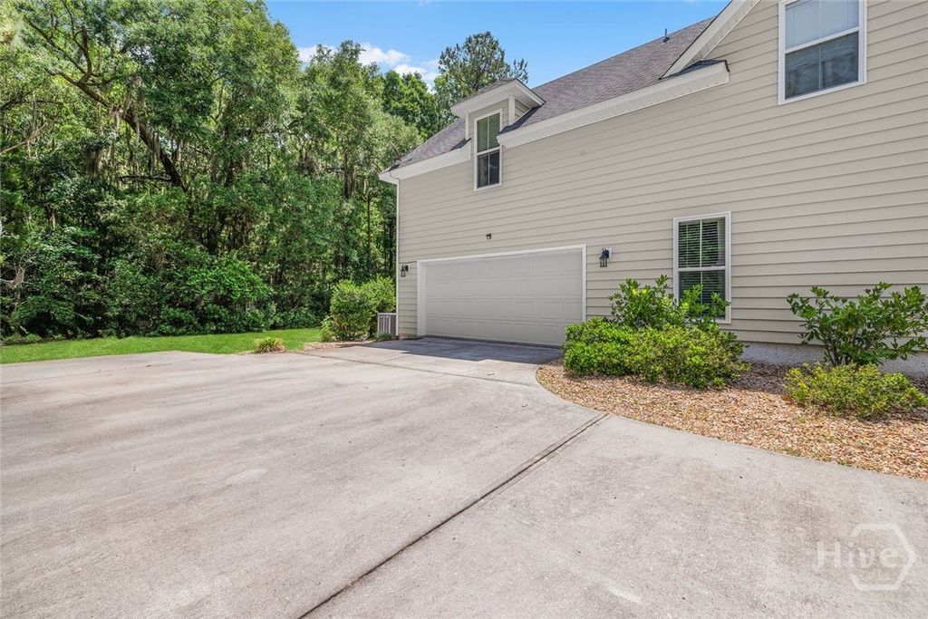 Image 5 of property listing at 150 Jacobs Circle, Richmond Hill, GA 31324