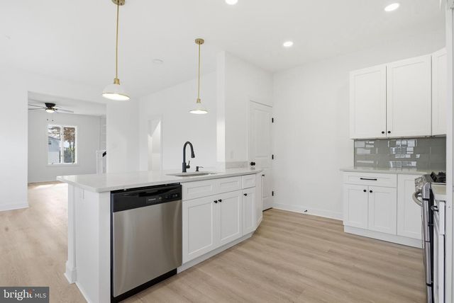 210 POWHATTAN AVE, Essington, PA 19029