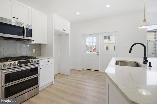 210 POWHATTAN AVE, Essington, PA 19029