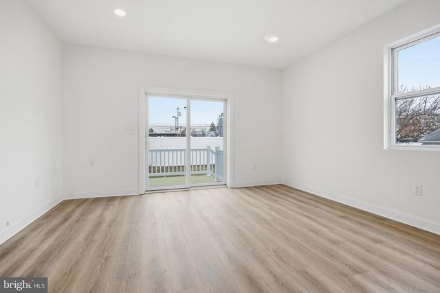 210 POWHATTAN AVE, Essington, PA 19029