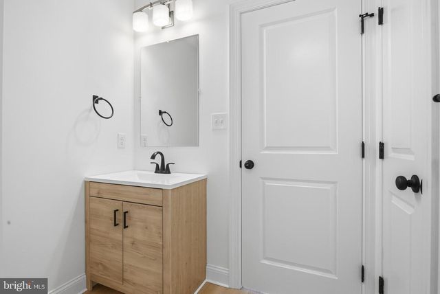 210 POWHATTAN AVE, Essington, PA 19029