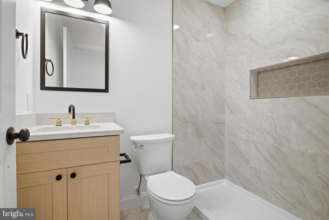 210 POWHATTAN AVE, Essington, PA 19029