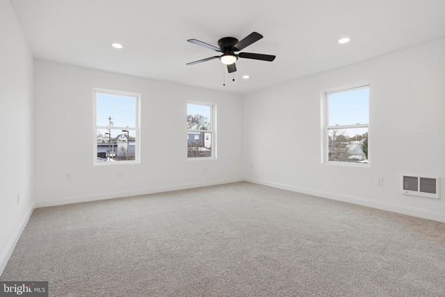 210 POWHATTAN AVE, Essington, PA 19029