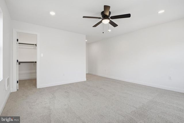 210 POWHATTAN AVE, Essington, PA 19029