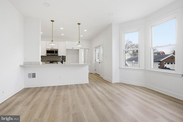 210 POWHATTAN AVE, Essington, PA 19029