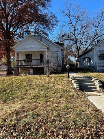 936 Columbia Avenue, Leavenworth, KS 66048