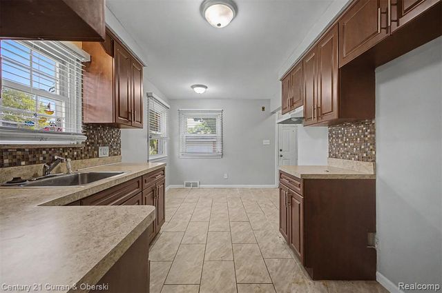 8212 Glengary Street, Dearborn Heights, MI 48127