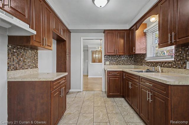 8212 Glengary Street, Dearborn Heights, MI 48127