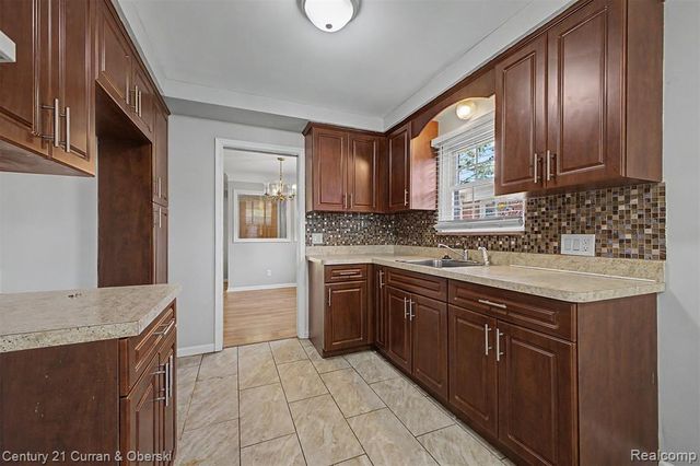 8212 Glengary Street, Dearborn Heights, MI 48127