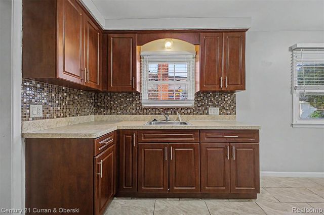 8212 Glengary Street, Dearborn Heights, MI 48127