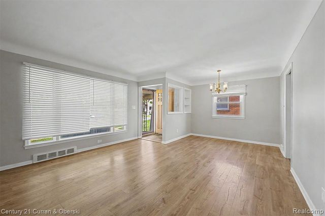 8212 Glengary Street, Dearborn Heights, MI 48127