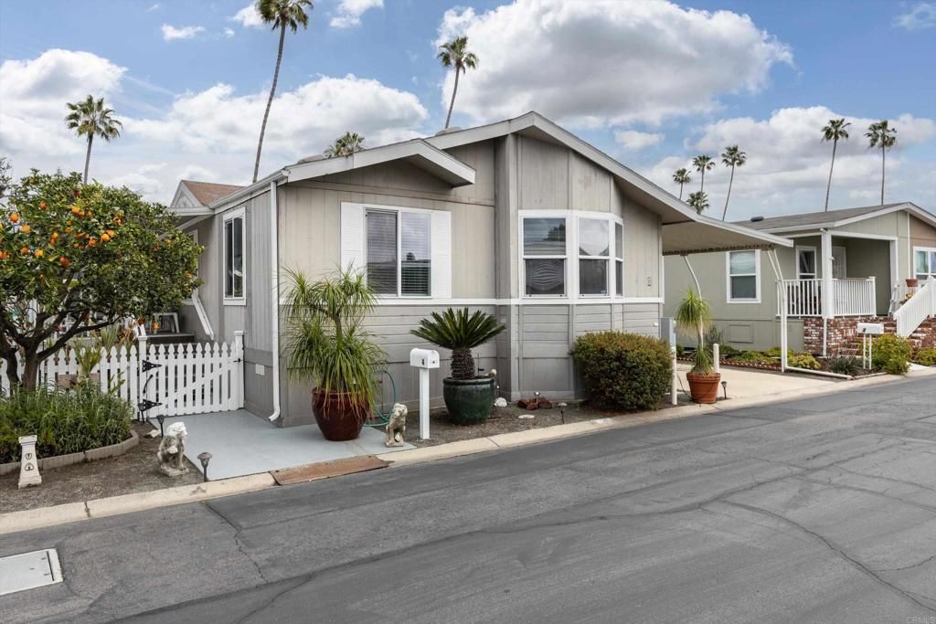 Image 1 of property listing at 2280 E Valley Parkway 4, Escondido, CA 92027