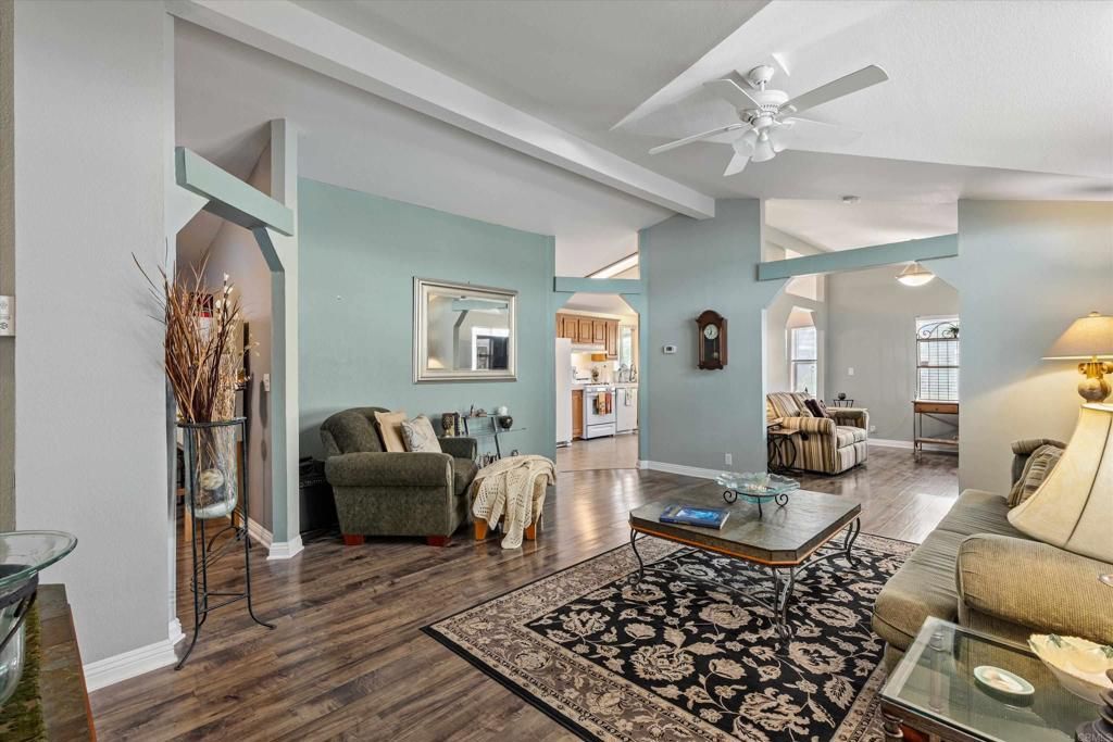 Image 5 of property listing at 2280 E Valley Parkway 4, Escondido, CA 92027