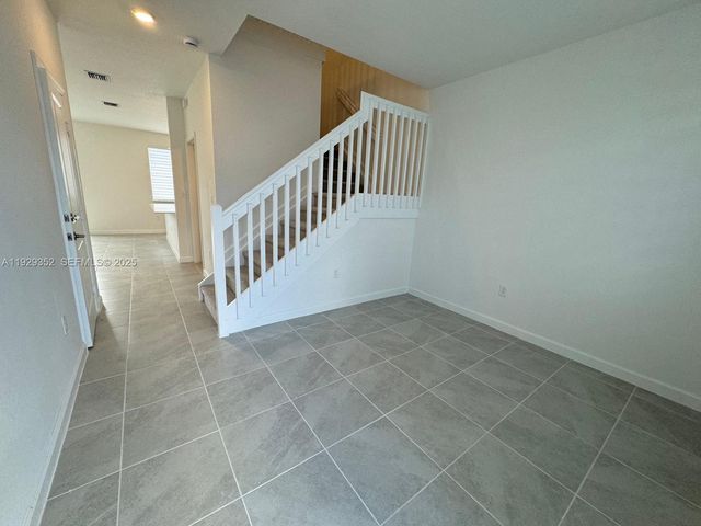 724 SE 13th St Cir ., Homestead, FL 33034