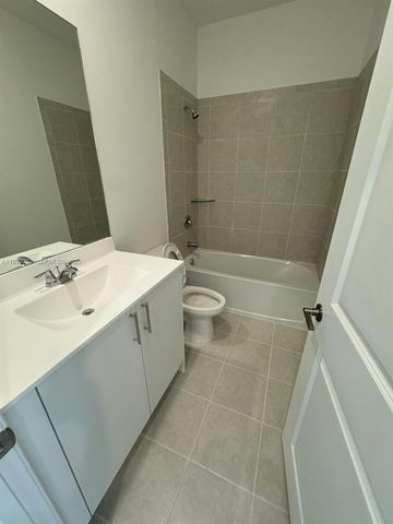 724 SE 13th St Cir ., Homestead, FL 33034