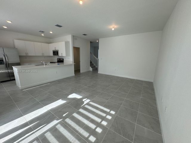 724 SE 13th St Cir ., Homestead, FL 33034