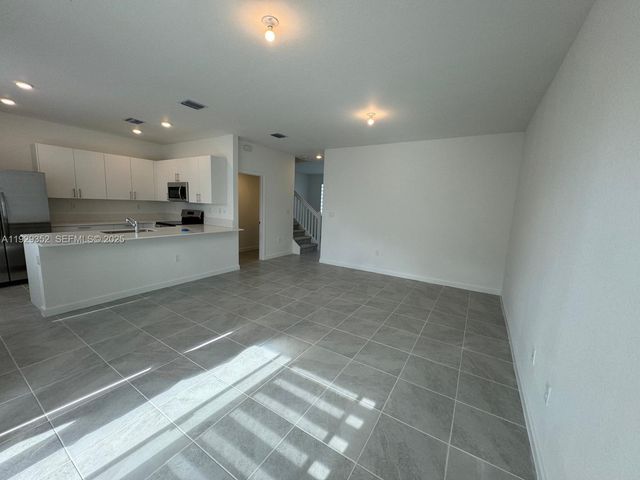 724 SE 13th St Cir ., Homestead, FL 33034