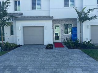 724 SE 13th St Cir ., Homestead, FL 33034