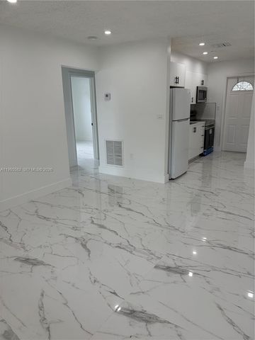 6172 SW 44th St 1, Davie, FL 33314