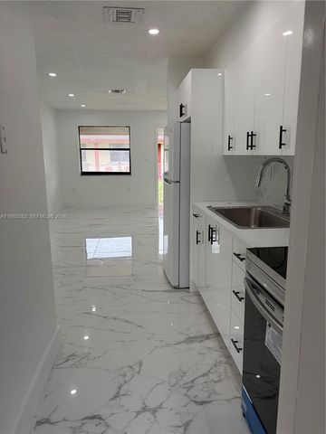 6172 SW 44th St 1, Davie, FL 33314