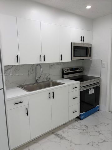 6172 SW 44th St 1, Davie, FL 33314