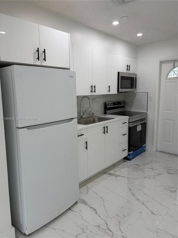 6172 SW 44th St 1, Davie, FL 33314