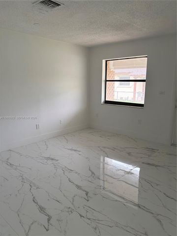 6172 SW 44th St 1, Davie, FL 33314