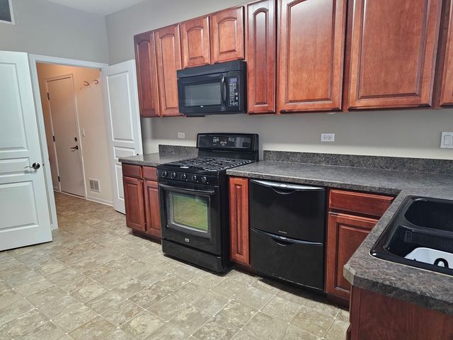 16613 Buckner Pond Way, Crest Hill, IL 60403