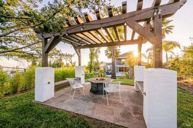 3882 Royal Manor Pl, Santa Rosa, CA 95404