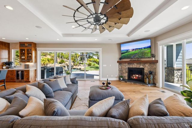 3882 Royal Manor Pl, Santa Rosa, CA 95404