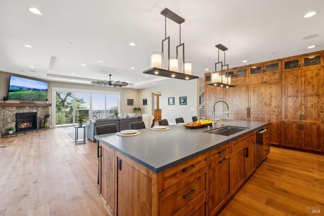 3882 Royal Manor Pl, Santa Rosa, CA 95404