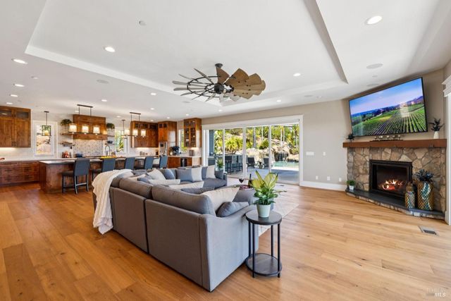 3882 Royal Manor Pl, Santa Rosa, CA 95404