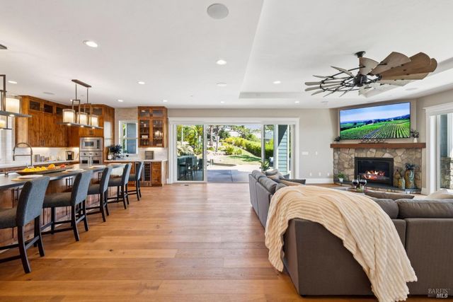 3882 Royal Manor Pl, Santa Rosa, CA 95404