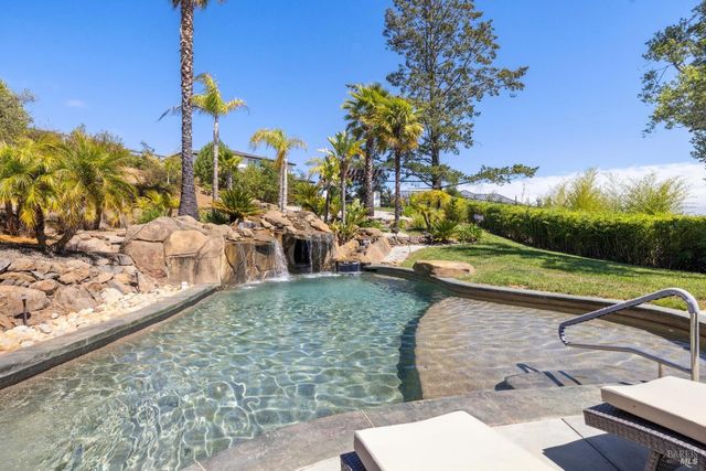 3882 Royal Manor Pl, Santa Rosa, CA 95404