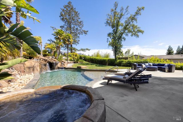 3882 Royal Manor Pl, Santa Rosa, CA 95404