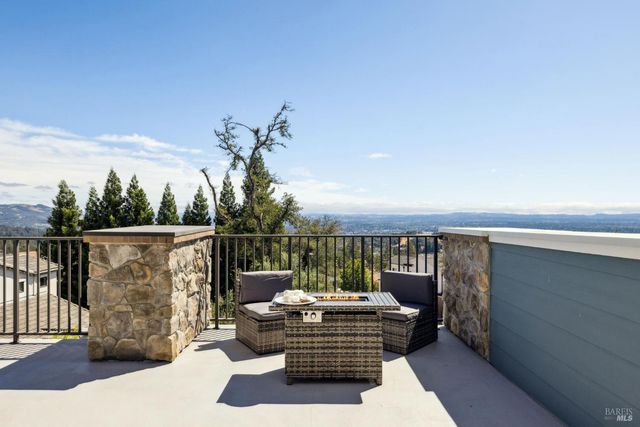 3882 Royal Manor Pl, Santa Rosa, CA 95404