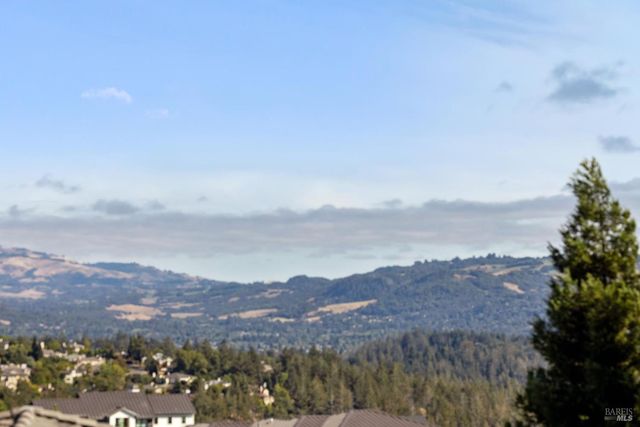 3882 Royal Manor Pl, Santa Rosa, CA 95404