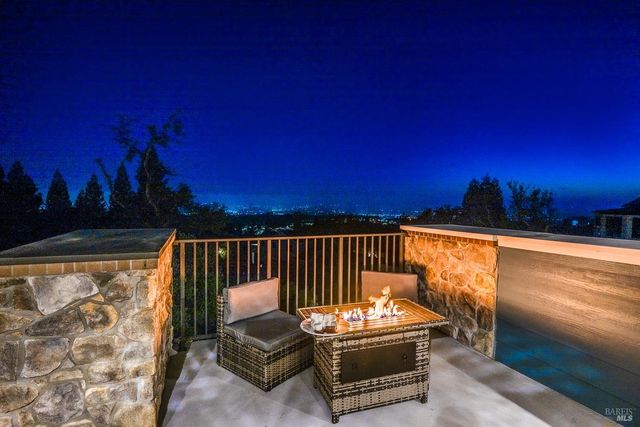 3882 Royal Manor Pl, Santa Rosa, CA 95404