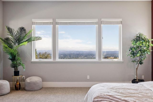 3882 Royal Manor Pl, Santa Rosa, CA 95404