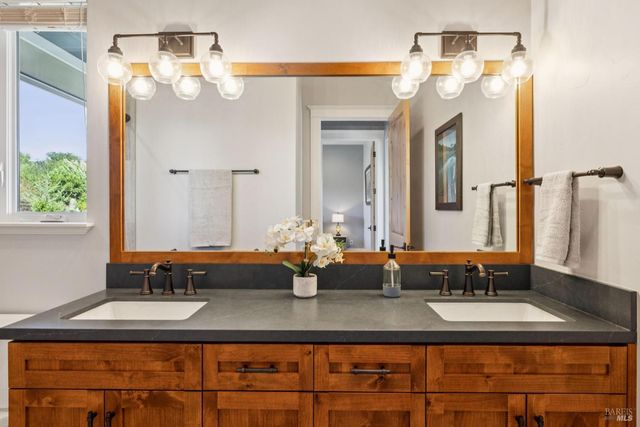 3882 Royal Manor Pl, Santa Rosa, CA 95404