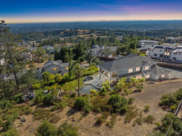 3882 Royal Manor Pl, Santa Rosa, CA 95404