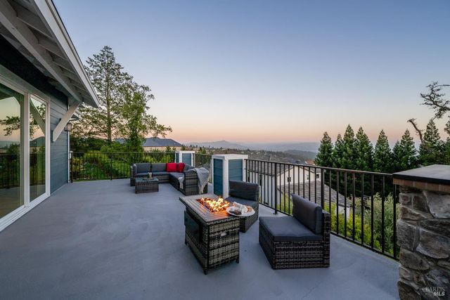 3882 Royal Manor Pl, Santa Rosa, CA 95404