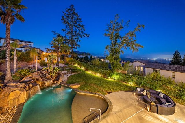 3882 Royal Manor Pl, Santa Rosa, CA 95404