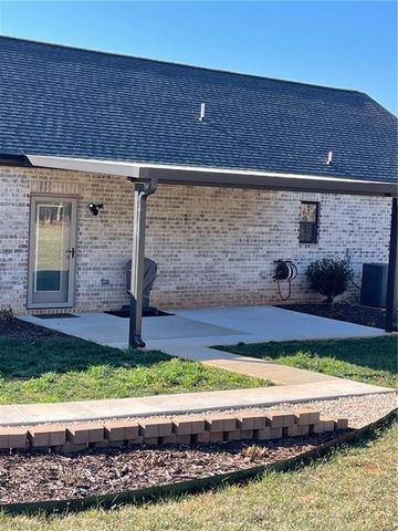 216 Parks Meadows Drive, Lexington, NC 27292