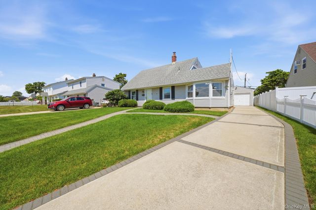 37 Gun Lane, Levittown, NY 11756