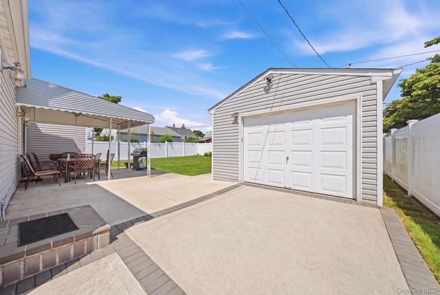 37 Gun Lane, Levittown, NY 11756