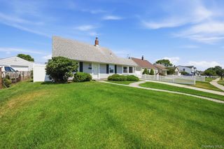 37 Gun Lane, Levittown, NY 11756