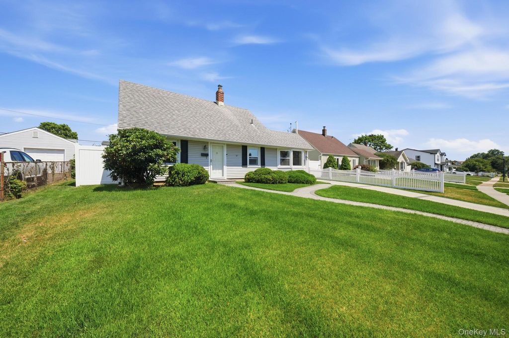 37 Gun Lane, Levittown, NY 11756
