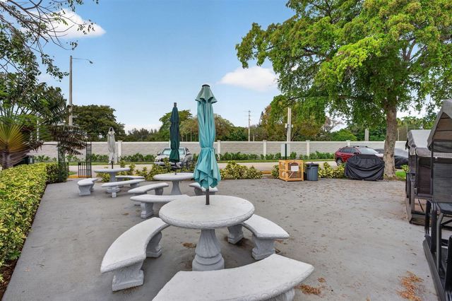 1025 Ventnor H, Deerfield Beach, FL 33442